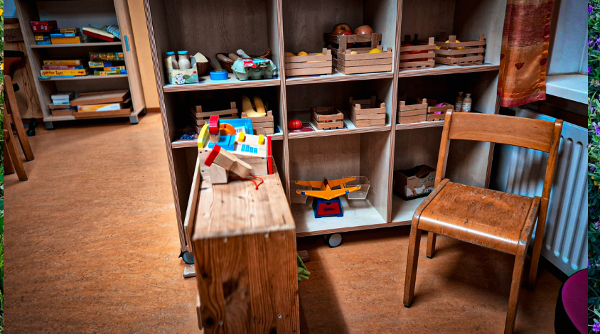 Das Bild zeigt eine Spielecke in der die Kinder Einkaufsladen spielen und selbst abkassieren lernen können.