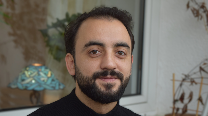 Eiad sitzt auf seinem Balkon.