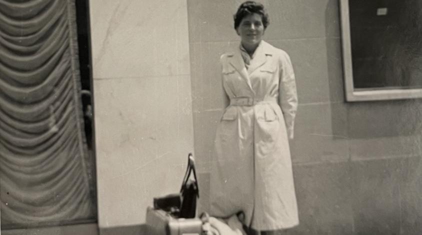 Meine Oma mit ihrem Gepäck in der USA. 