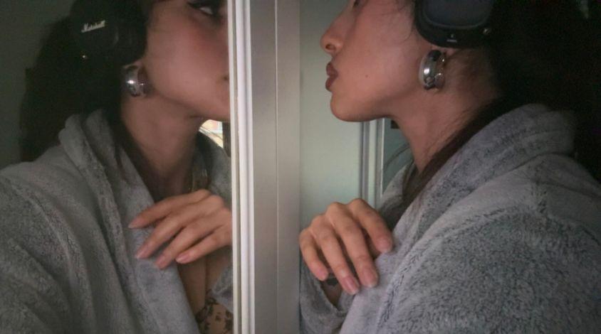 Mädchen blickt in den Spiegel