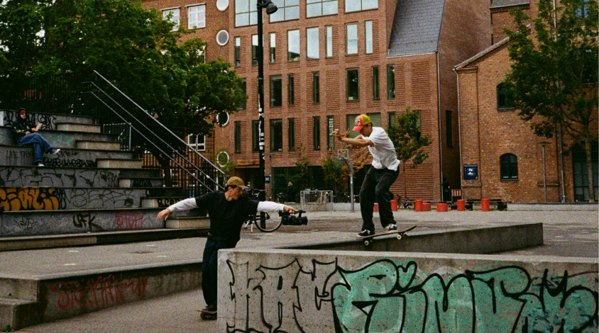 Filmer der die Kamera auf einen Trick des Skates hält