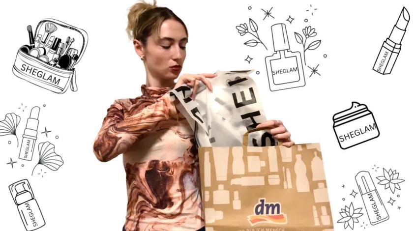 Frau packt "Shein"-Plastikbeutel in eine "dm"-Tüte, rund herum sieht man "Sheglam"-Kosmetik.