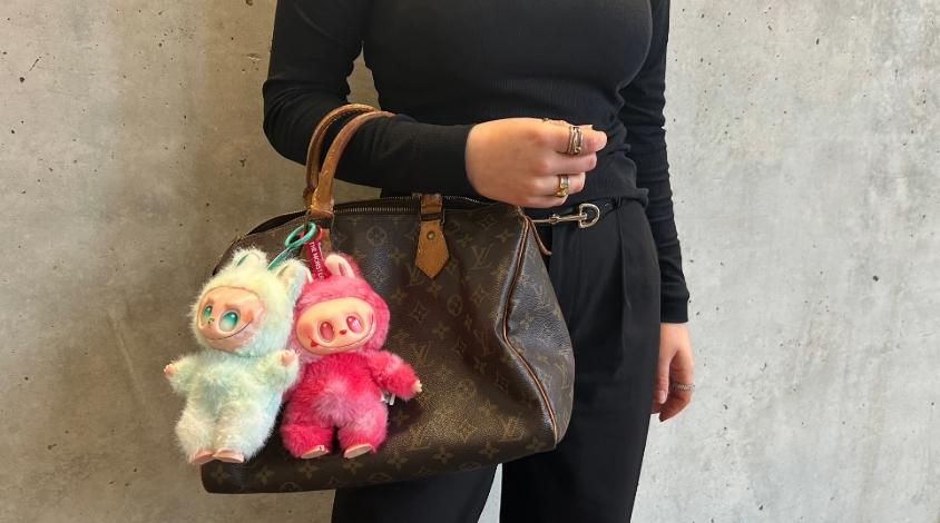 Labubus hängen an einer teuren Handtasche- Ein neues fashiontrend, der oft zu Empörung führt 
