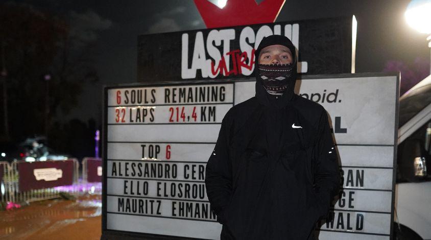 Last Soul Ultra Teilnehmer Mauritz Ehmann steht nachts vor der Rangliste der verbliebenen Läufer und belegt Platz 6.