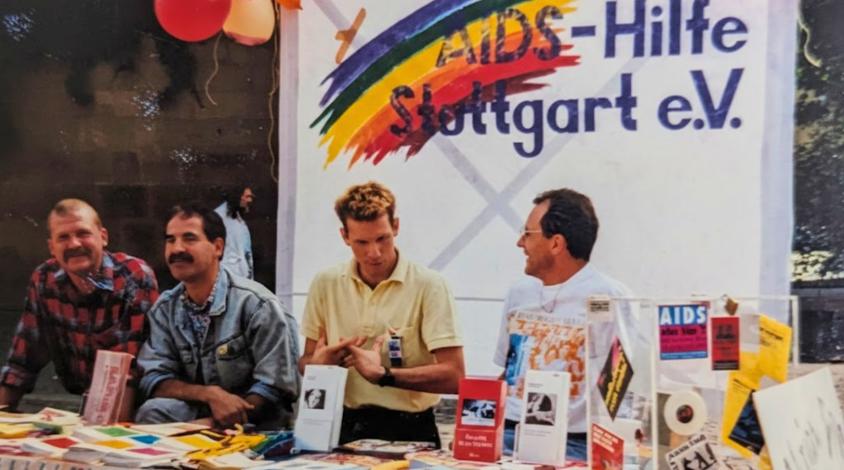 Vier Männer an einem Informationsstand der Stuttgarter Aids-Hilfe