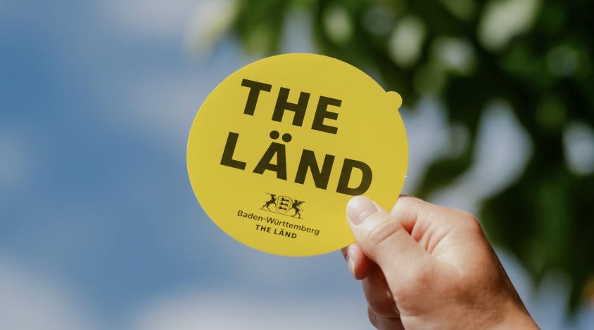 Sticker mit "THE LÄND"-Aufschrift